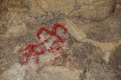 Indische Petroglyphen Nordamerikas. Gemälde in den 50er Jahren für die Dreharbeiten eines Westerns hinzugefügt. Joshua Tree Nationalpark, Kalifornien, USA. Nordamerikanische Indianerkultur von Unknown